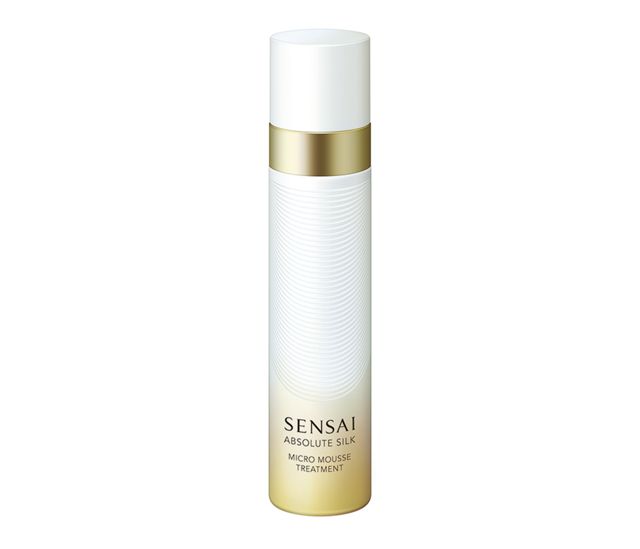 SENSAI Absolute Silk Micro Mousse Treatment (18,000日元不含税/90mL) 由浓密细腻的碳酸泡沫形成的慕斯状化妆水，有效滋润及加速肌肤代谢，防止衰老，并让皮肤焕发健康光泽。借助微泡技术，深层渗透皮肤，并增强后续产品的效果。