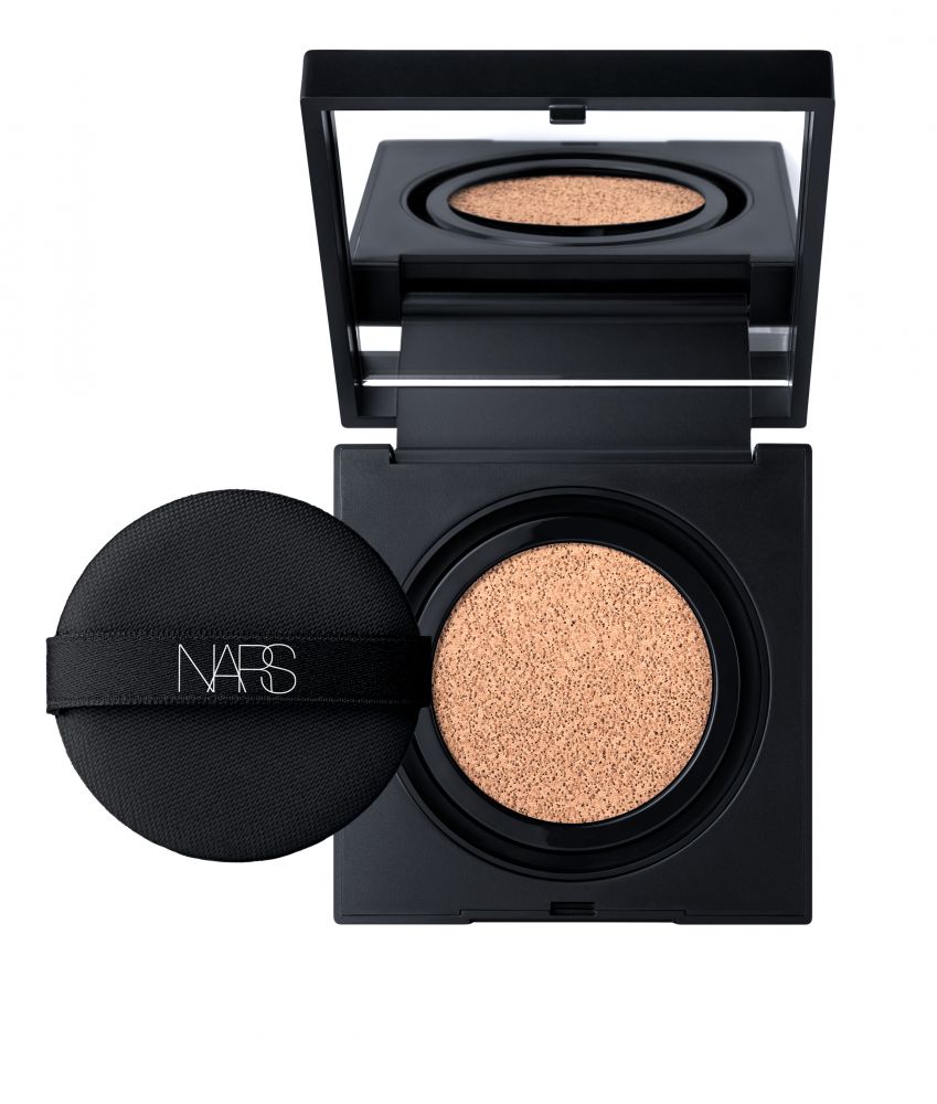 9.NARS 自然亮采持久气垫粉底 SPF50 PA+++ 12g | HK$410 配方具有SPF50 PA+++防晒功效，更加入多种抗污染及护肤成份，能做到质地透薄之余散发自然光泽感，更具备抗汗、抗氧化、零转移的功效，叠加更可以增加遮瑕度。