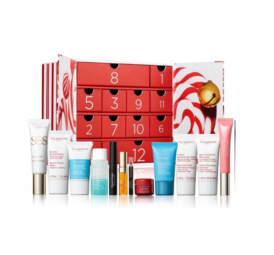 CLARINS 12 DAY ADVENT CALENDAR 2025 | £135 12天版本的圣诞倒数月曆，採用以往的美妆柜包装，拉开抽屉取出惊喜礼物。内有full size大小的瞬效丰盈唇蜜乙支，其余11款则是迷你版的护肤及彩妆产品，十分吸引。