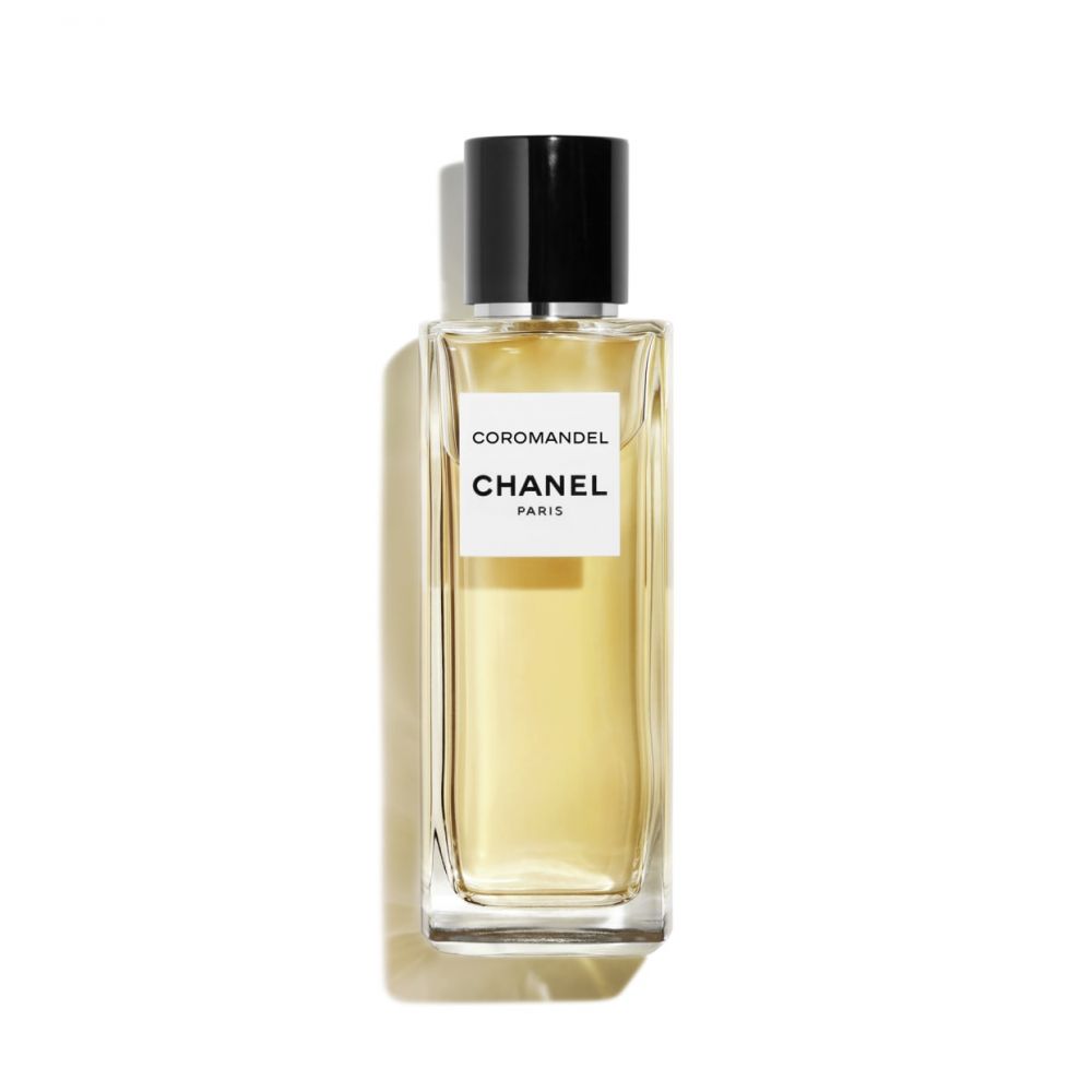 【COROMANDEL LES EXCLUSIFS DE CHANEL - EAU DE PARFUM 售价 HK$1,715 | 容量 75ml】揉合乳香、广藿香，缀以琥珀的调和，散发神秘性感香气，木质香调增添一抹优雅与活力的气息。