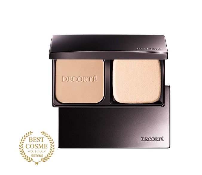 [第4名]DECORTÉ The Skin Powder Foundation Air (5,200日元)：使用后能覆盖毛孔和瑕疵，带来持久无瑕妆容，加上有效保护皮肤免受紫外线，灰尘和花粉等环境因素的影响，适合所有季节使用。