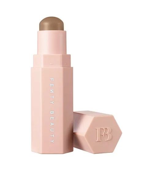 在脸部修容部分，Janice Man就选用FENTY BEAUTY的修容棒。(FENTY BEAUTY Match Stix Matte Skinstick / HKD$212)