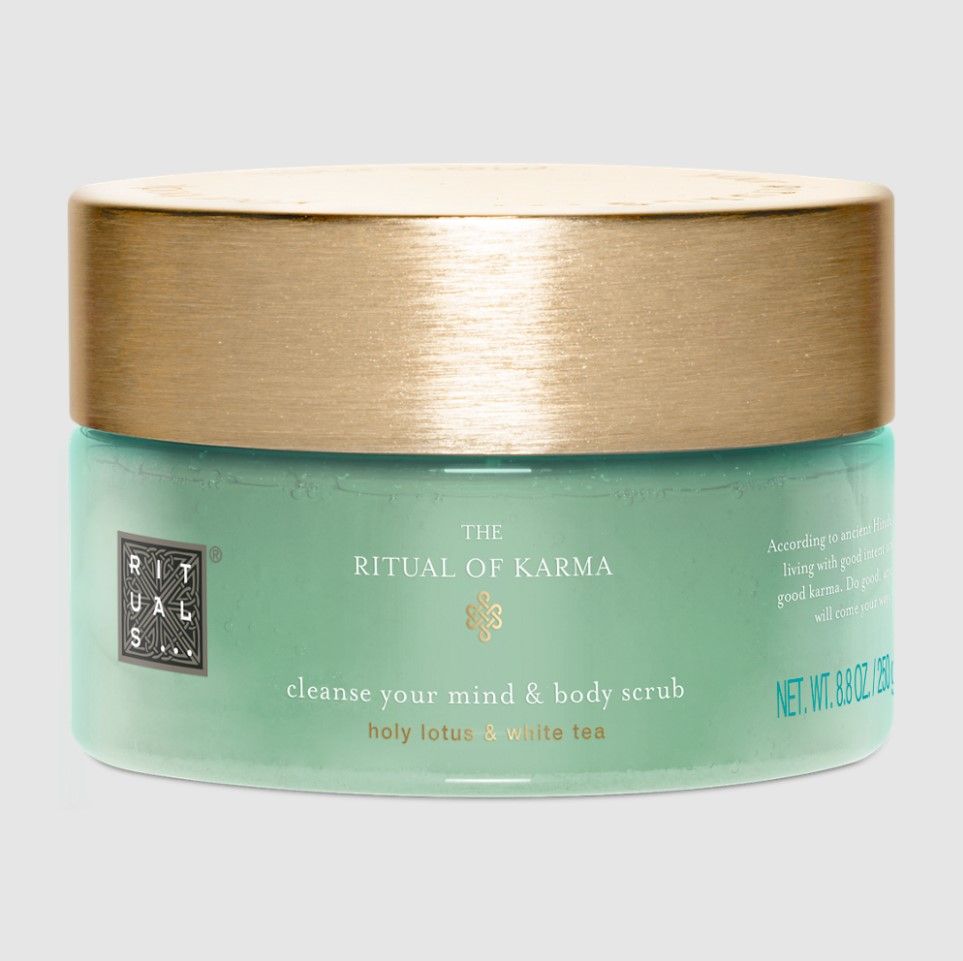 THE RITUAL OF KARMA Body Scrub｜HK$115/250g：The Ritual of Karma磨砂霜蕴含磨砂微颗粒，有效滋养焕肤之余，亦散发着Karma系列广受推崇的圣莲花和白茶香气，使用后能够令心情变得放鬆。