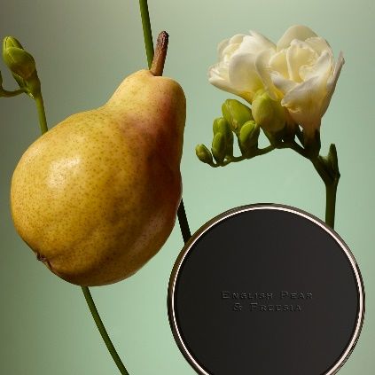 英国梨与小苍兰便携香氛English Pear & Freesia Scent To Go 彷彿集结秋天的气息。 犹如新鲜採摘的清新梨子香气，搭配白色小苍兰所绽放的花香，佐以琥珀、广藿香与木质香调的柔和芳香。