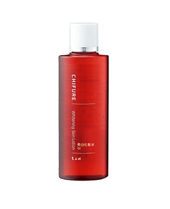 【Top 5】CHIFURE美白化妆水W 180 mL│¥1,210(含税)；CHIFURE美白化妆水蕴含丰富的维他命C与美白成分熊果素，有高效的保湿能力之余，更能有效抑制黑色素生成，可以预防黑斑、雀斑等常见肌肤问题，让肌肤重现白皙透亮。