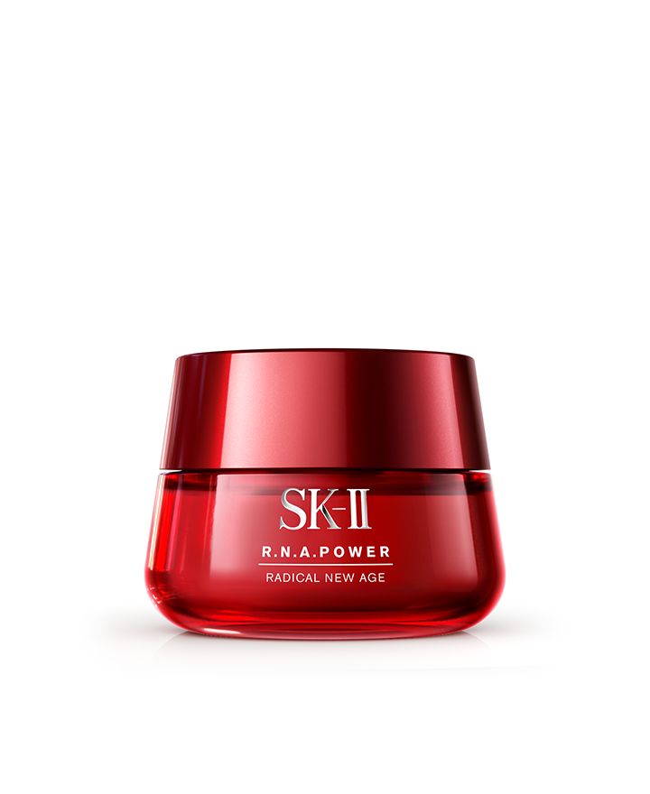 【SK-II R.N.A.立体紧緻精华霜 50g | HK$780】 备受美妆达人追捧的精华面霜，以浓缩的PITERA与水溶性大豆及酵母蛋白调配而成的複合配方，能密集滋润肌肤，加入小球藻萃取物及乳木果油，减淡因乾燥引致的细纹，深层滋润肌肤，用后肌肤有光泽。