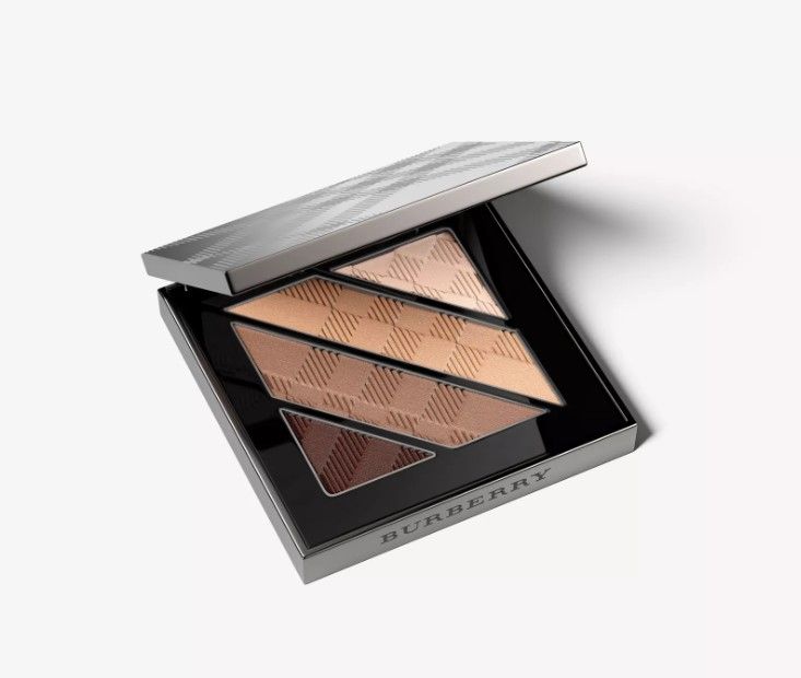 BURBERRY Complete Eye Palette – Mocha No.02 (HK$440)：BURBERRY有不少眼影盘都是以大地色系为主，除了#02外，BURBEERY的 Gold #25和Smokey Brown #00也十分适合新手女生使用。