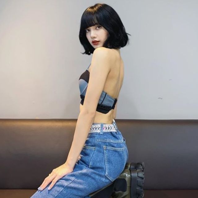 Lisa曾在综艺节目上公开她的真实身高体重是166.5cm/44.7kg。但她仅仅20吋的纤腰，这个神仙身材比例依然不合理啊！