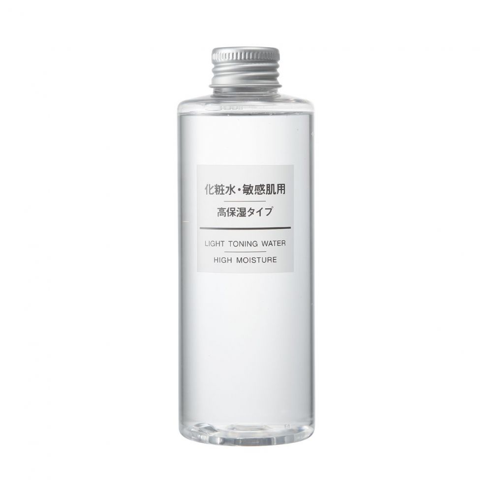 【第7位 敏感肌爽肤水 - 高保湿 容量：200mL│售价：$58】採用源自日本深山里的天然水，配合马齿苋及柚子籽精华等护肌成分，能为娇嫩的肌肤提供充足的水分，让肌肤变得光滑柔软。加上低敏配方，无添加香料、色素、矿物油、酒精，敏感肌人士都适用。