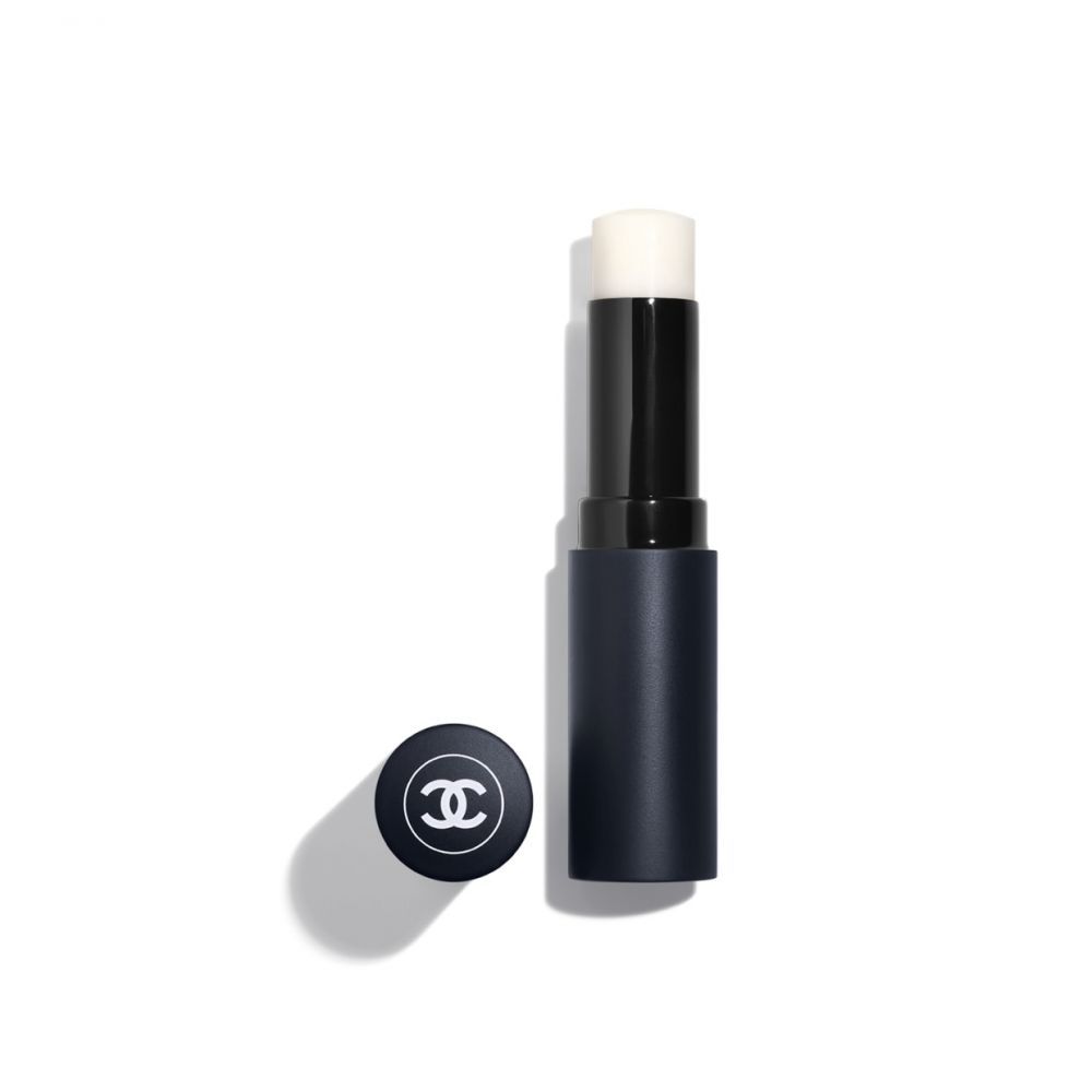 BOY DE CHANEL Lip Balm（日本售价 ¥7,800连税） 丰富的荷荷巴油、乳木果油，能够塑造出极致轻盈的细緻质感。 更有效令唇部保持柔滑滋润，犹如拥有自然的光泽感。