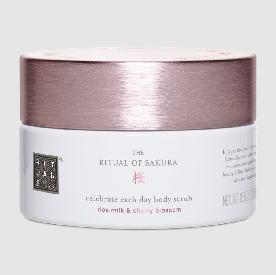 THE RITUAL OF SAKURA Body Scrub｜HK$115/250g：Sakura磨砂霜的砂糖和各种软化肌肤的油分，能温和去角质，配合米奶和樱花，更有效滋养皮肤，以保持柔软亮泽肌。