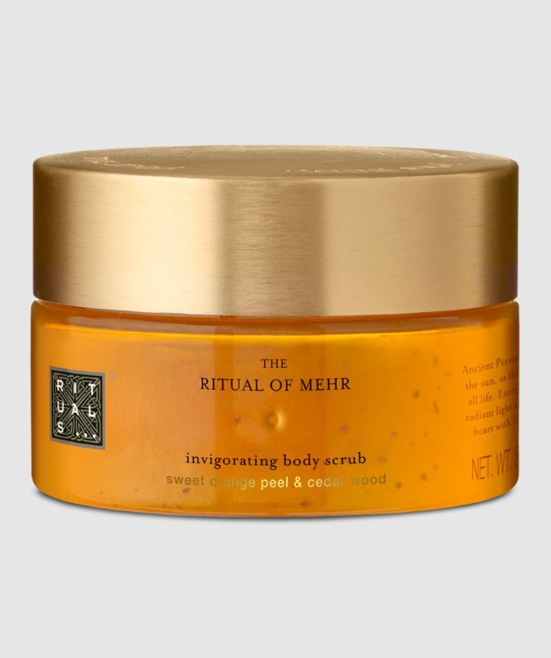 THE RITUAL OF MEHR Body Scrub｜HK$115/250g：The Ritual of Mehr磨砂霜蕴含92.6%天然成分，成分中的砂糖颗粒和强效甜橙皮粒子，可温和去死皮，配合丰厚的护肤油，有效滋润、纾缓并唤醒肌肤。