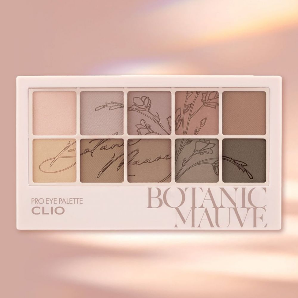 CLIO Pro Eye Palette (＃09 BOTANIC MAUVE/₩22,400)：CLIO新推出的眼影盘大受韩国女生欢迎，#09配色十分温柔，10种颜色不论单独或混合使用，都能打造温柔感眼妆，而且眼影盘上的印花亦增添了春季的感觉。