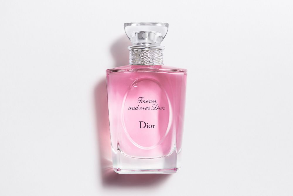 #7 FOREVER AND EVER DIOR Eau de toilette 100mL (GBP£94) DIOR这款淡香水可说是游走在可爱小女生与成熟女性之间的香调。它以保加利亚玫瑰为主调，同时加入了小苍兰和水茉莉，使淡淡的花香气息，既散发着小女生独有的清新脱俗气息，却又带有是优雅、略显气质的温柔香调。