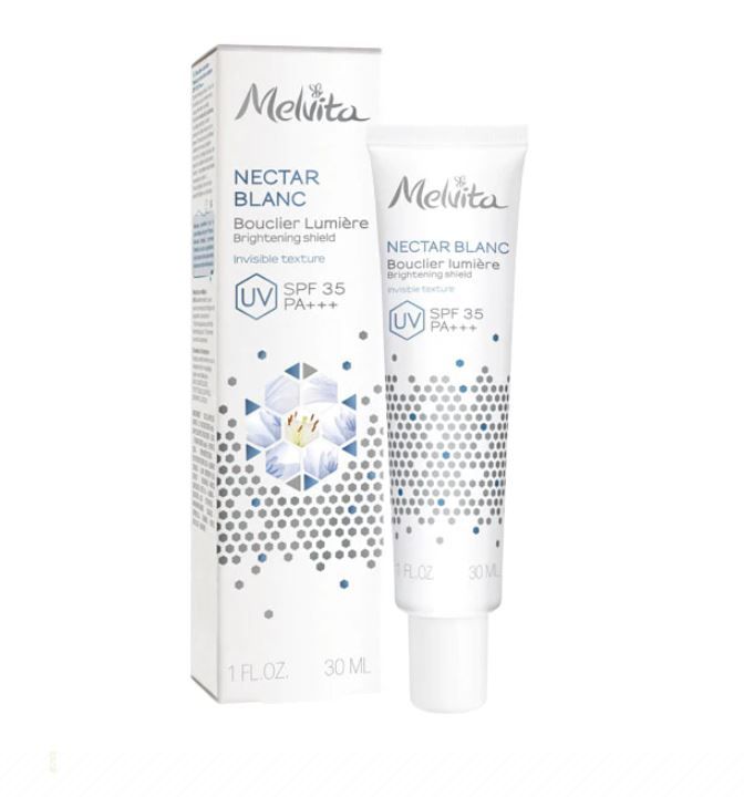 Melvita透白光感防晒乳霜SPF35 PA+++｜HK$290 /30ml 採用氧化锌及二氧化钛环保配方，100% 天然成份，不易被人体吸收及干扰珊瑚及海洋生态，帮助抵挡形成黑色素的UVB及UVA紫外光线。