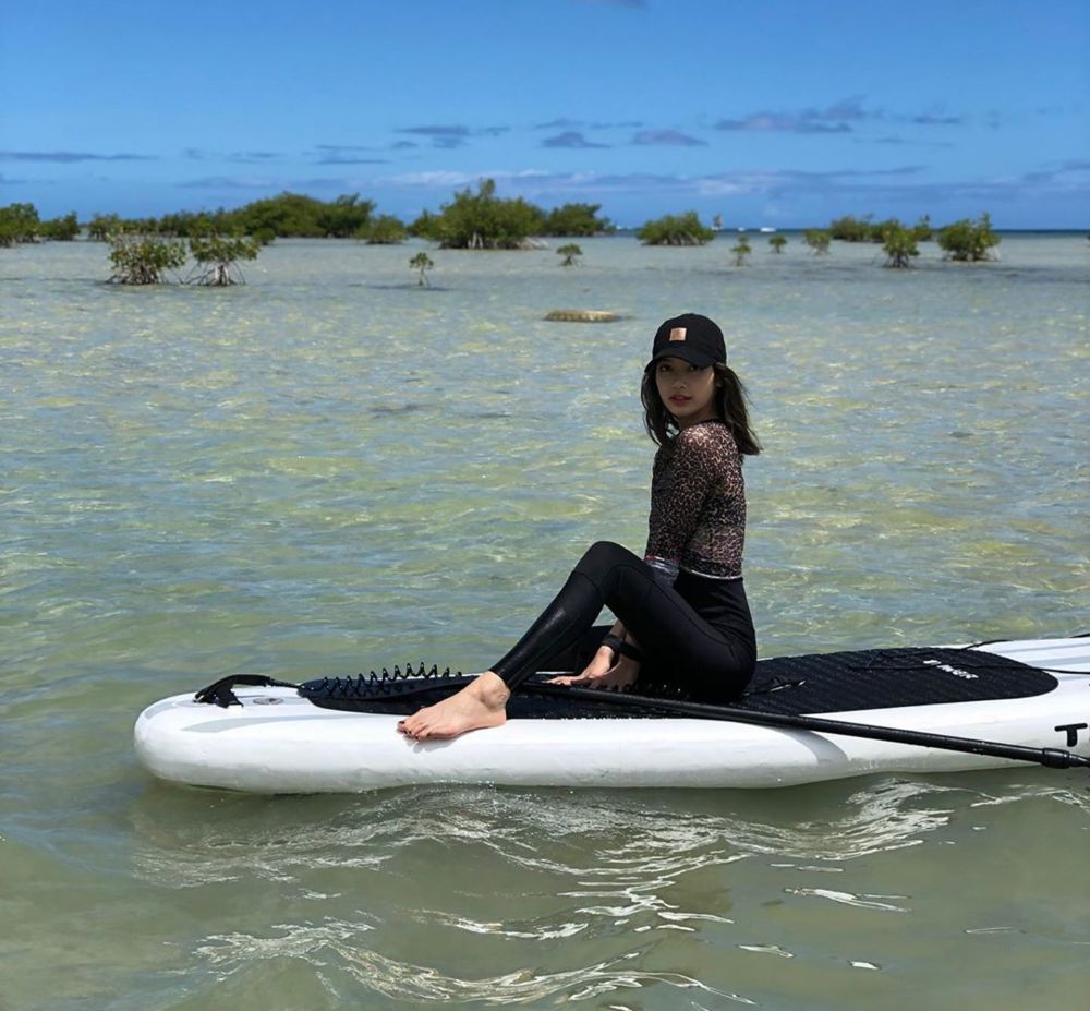 Lisa 除了做简单的抬腿运动及Side Plank外，更会通过直立板单桨冲浪（Stand Up Paddle），锻鍊核心肌群的力量，让身体线条更紧緻。