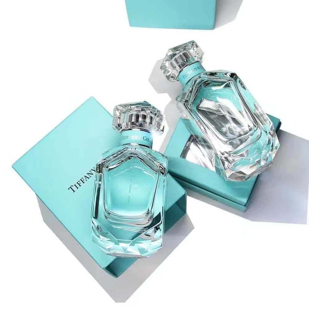 有着香氛界「第一瓶液态钻石」之称的Tiffany& Co.同名淡香精，以广藿香与麝香的木质香味为基调，明亮花木前调糅合清新的柑橘果香，给予人清爽活泼易亲近的感觉。