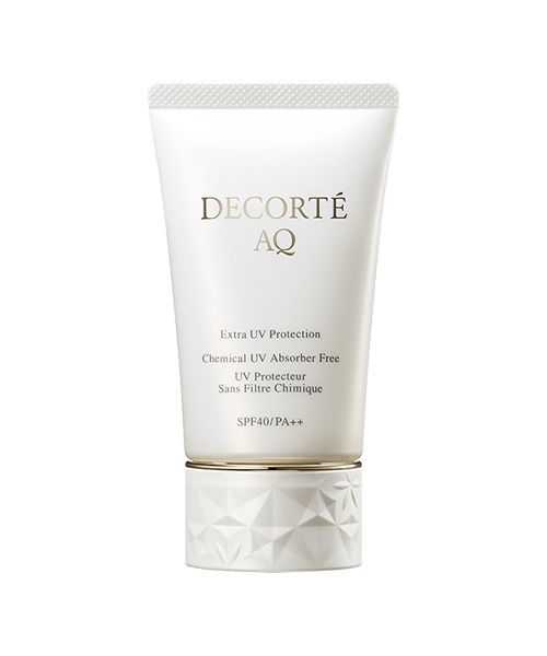 KOSE COSME DECORTÉAQ Extra UV Protection SPF40/PA++｜HK$ 560 /60g 非化学品配方，加入「维他命E诱导体」，防止因日晒而出现的皱纹、雀斑和乾燥问题。质地轻盈无黏笠感，在皮肤上形成薄膜，阻挡汗水和皮脂。