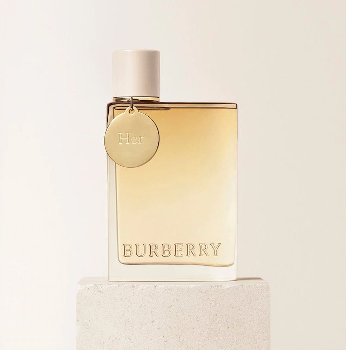 Burberry Her London Dream Eau de Parfum(HKD$1150/100ml) 散发着绚丽光芒，标誌性的Her香气演变成为Her London Dream。前调带有熟透的柠檬和新鲜生姜的香气 - 活力充沛且让人难忘，中调则带有浪漫的玫瑰与牡丹花香。」