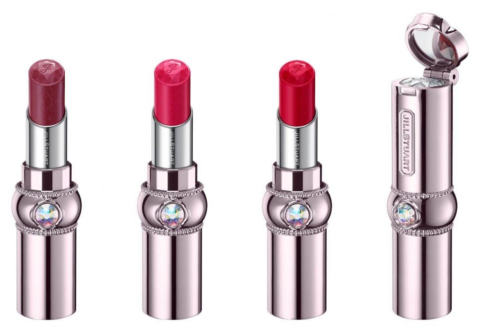 Jill Stuart Rouge Lip Blossom Dazzling Wonderland (各2,800円＋税) (限量版)：Rouge Lip Blossom推出了限量唇色，一如概枉的滋润，更以梦幻红色为包装，配以Swarovski水晶限量发售！(从左至右) 303 Clematis cassis, 304 Christmas little rose, 305 Holy poinsettia