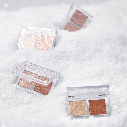 Glittery Snow Air Mousse Palette(₩12,000)：共2面的眼影调色版，每边都是带有闪亮效果，除了单独使用外，更可以混合使用