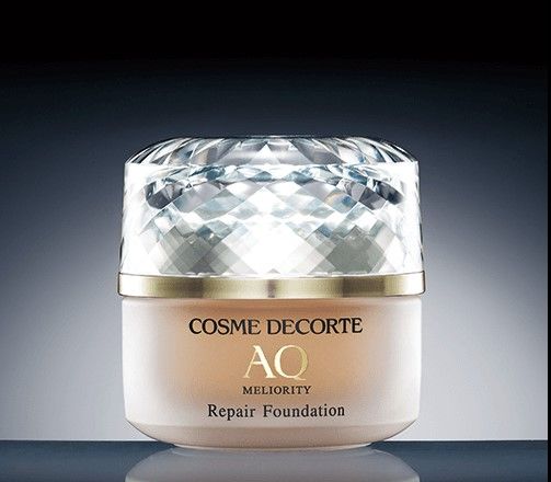 [第3名]COSME DECORTÉ AQ MELIORITY Repair Foundation (20,000日元)：粉底霜有保湿作用，亦能遮盖皱纹或毛孔，而且使用后能够令妆感持久。