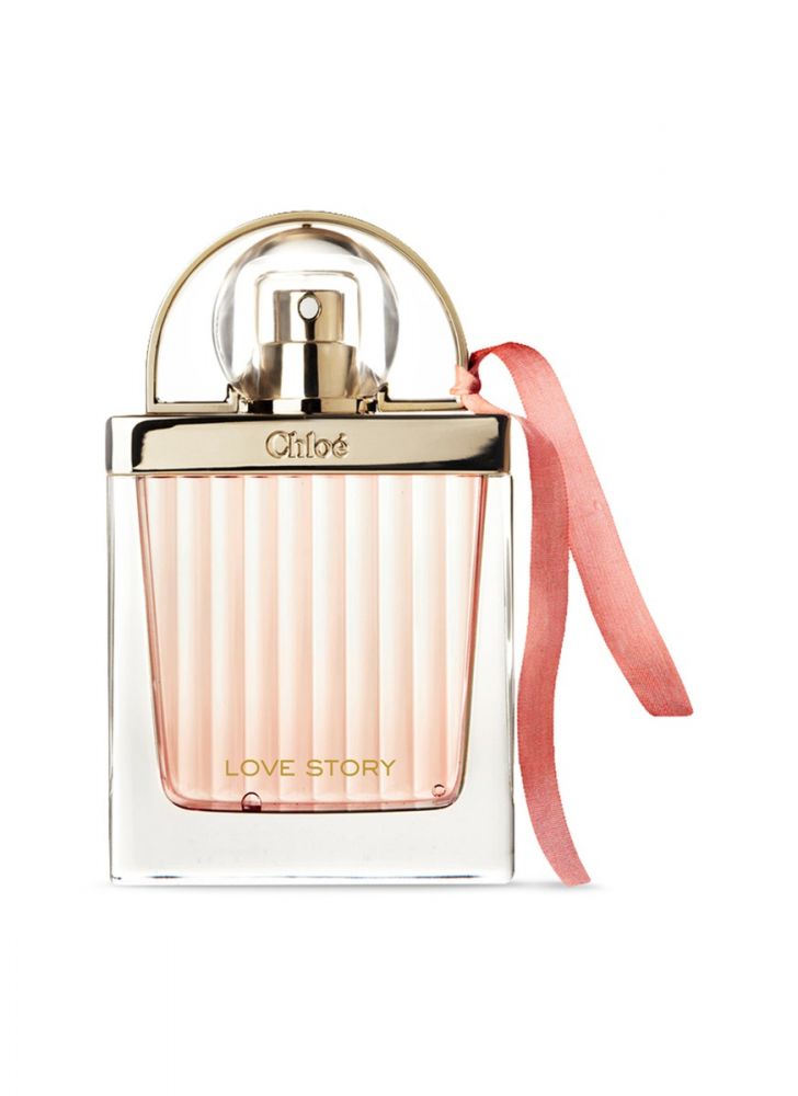 CHLOÉ Love Story Eau Sensuelle Eau de Parfum (HKD$860/50ml) 「味道是一种记忆」是Chloé Love Story淡香水的精神。香味与其他系列香水不同，温和的花香味更突出，而且象徵温柔、优雅的自在。香气让人着迷，却不会有沉重感，就像水象星座渴望的爱情一样，细水长流。