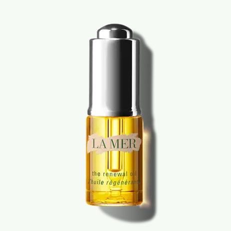 LA MER 再生活肤精华油 (HK$1,200/15ml)：精华油为肌肤注入水分，有效令肌肤的天然胶原蛋白及整体紧緻度得以提升，令肌肤变得柔滑，有助减淡初现细纹及皱纹等问题。除了用于脸部外，亦可利用精华油按摩秀髮、指甲边缘及身体乾燥部位，有效滋润肌肤。(使用方法：轻轻摇匀配方，早晚将三至五滴抹于脸颈，然后进行日常护肤步骤即可)