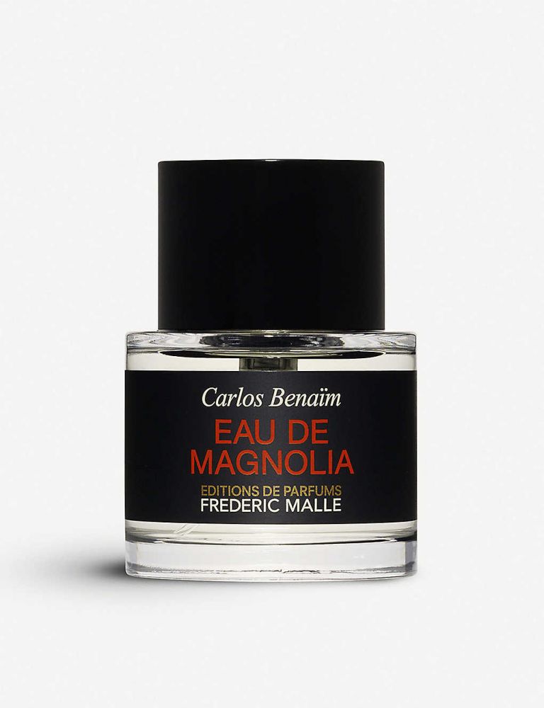 Eau de Magnolia – by Carlos Benaim【清新柑苔调】 有别于其他浓郁的白花，木兰花散发清新的柑橘香，广藿香和苔藓的深邃气息紧随而至，洋溢青春活力，散发乾净高雅的清新气息，中性香气男女皆适用。