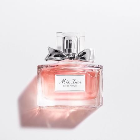 #8 MISS DIOR Eau de Parfum 30mL (HKD$700) 若你喜欢清新优雅的花香调香气，相信这款MISS DIOR淡香水就很适合你。这款淡香水前调採用了鲜嫩多汁的蜜柑和血橙果香；中调则以格拉斯玫瑰与铃兰花为核心，初闻起来是偏甜的花香调，却又隐隐约约散发出淡淡的辛香气息，教人陶醉。