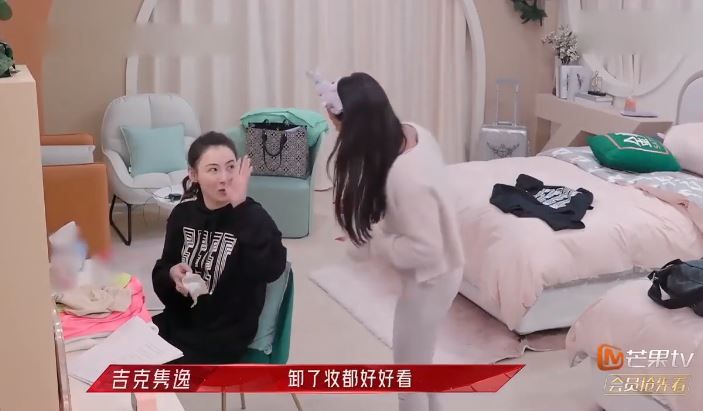 就连同场的内地女星吉克隽逸，看到素颜的张栢芝都忍不住称讚：「卸了妆都好好看！」