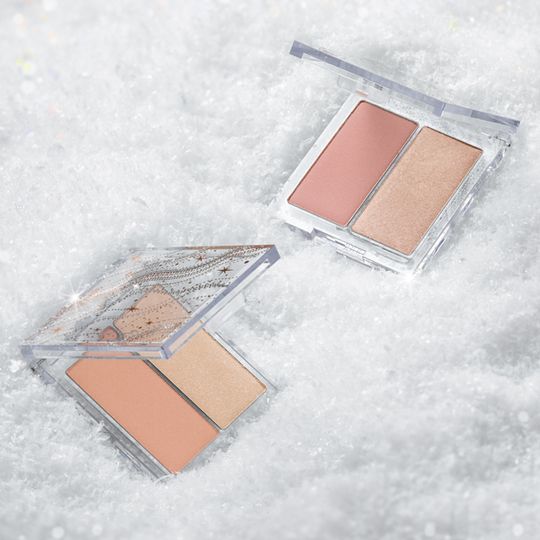 Glittery Snow Face Palette(₩15,000)：ETUDE HOUSE的闪亮雪面调色板，一边为柔和色彩的胭脂，而另一边则是带有珠光感觉的光影，更可以混合使用。