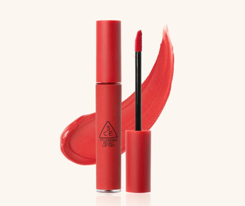 ［OLIVE YOUNG唇釉第1位］3CE VELVET LIP TINT：丝绒质地令唇釉上嘴后十分乾爽，不论涂满嘴巴或咬唇妆也十分好看。