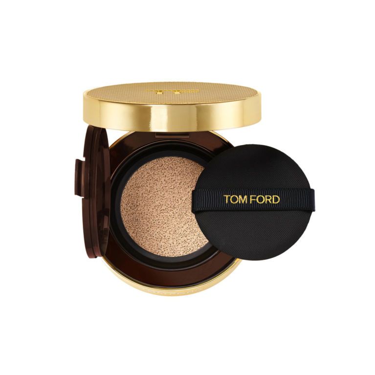 【TOM FORD 立体柔光气垫粉底乳SPF50・PA++++ 售价：HK$710 | 2025新品】 新版保湿型气垫粉底，透明质酸保湿成分令妆感更贴服，中等的遮瑕力，能淡化细纹色斑和填充毛孔，塑造光泽感素肌好肤质。添加了诺丽果提取物更可镇静皮肤。气垫能控制光和阴影以使轮廓更立体，SPF 50高度防晒效果，保护皮肤免受紫外线伤害。