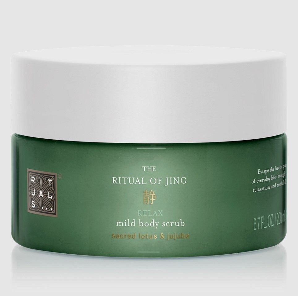 THE RITUAL OF JING Body Scrub｜HK$115/ 200ml：The Ritual of Jing身体磨砂蕴含超微细竹颗粒，温和之余有效彻底去除死皮，令肌肤水润而不油腻。乳霜质地有效令成分深入皮肤，适合用于颈部及胸口等身体敏感部位。