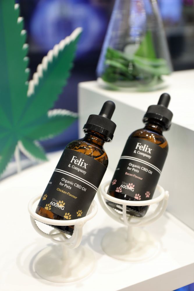  Felix & Co 宠物用 CBD 口服滴剂，备有鸡肉及烟肉味两款。$650@