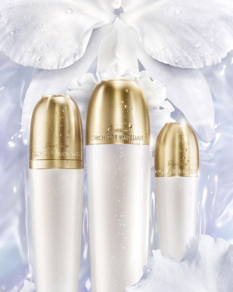 Guerlain御庭兰花亮白爽肤精华盈露125mL (HK$1,100)；这款精华盈露专为熟龄女生肌而设，蕴含了玫瑰果精华、兰花甘露複合物等焕肤滑肌成分，加上採用娇兰独家双重修护技术，使精华盈露能够深入肌肤底层进行保湿、净化，以及改善肌理环境与肌肤暗沉蜡黄等常见问题。(2025年2月正式开售)