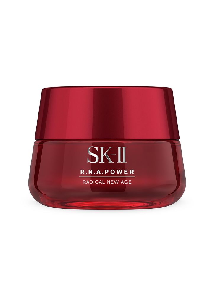 SKII R.N.A.立体紧緻精华霜 | 售价：HK$1140/80g。 这款经典抗老乳霜，质感丰盈滋润，如精华般的渗透力，延展性高易吸收。从肌底唤醒肌肤能量，用后肌肤变水润饱满有光泽，立体紧緻轮廓，更有用架大讚有着「一夜淡化细緻毛孔」的效果。