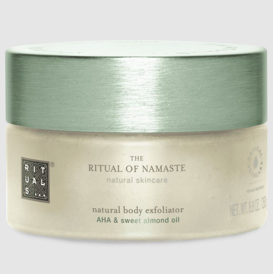 THE RITUAL OF NAMASTE Natural Body Scrub｜HK$160/250g：The Ritual of Namasté 磨砂霜採用全天然成分，有效去除死皮并刺激胶原蛋白合成，同时改善血液循环，从而促进肌肤细胞更新。