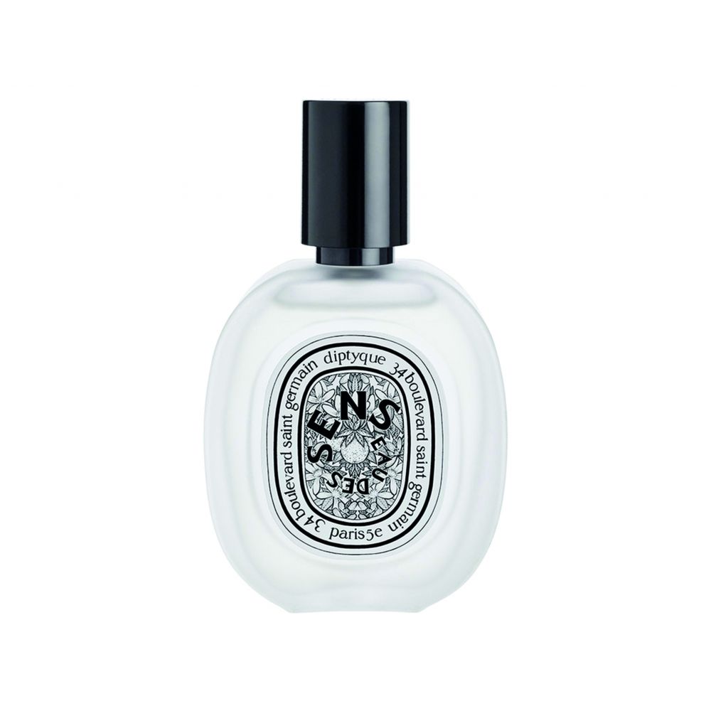 【明星同款推介】Diptyque eau de sens hair mist HK$365/30ml 喷雾的质感柔和细腻，似有似无地令身上停留下来自摩洛哥以及大马士革的玫瑰香薰，香气轻盈及不失温暖魅力。而当中额外加入的山茶花油，更能够强化髮丝，保持时刻滋润。韩星IU手袋随身物也会带着这一款髮香喷雾，她更会当香水使用！