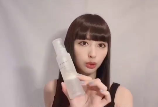 若你的头顶髮丝翘起，她推荐使用THREE的Hair care & styling lotion作护髮造型精华。她会挤在手掌，轻轻用手扫于头顶及髮型表面。