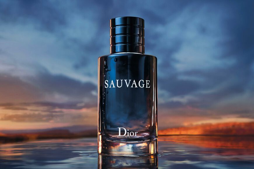 [TOP 1] Dior SAUVAGE｜US$/100ml：第1名就是Dior的Sauvage淡香薰，有着柑橘香气、琥珀、榄香脂等木质香气，鲜明易辨的香气具有标誌性，从清新至木质香都有～