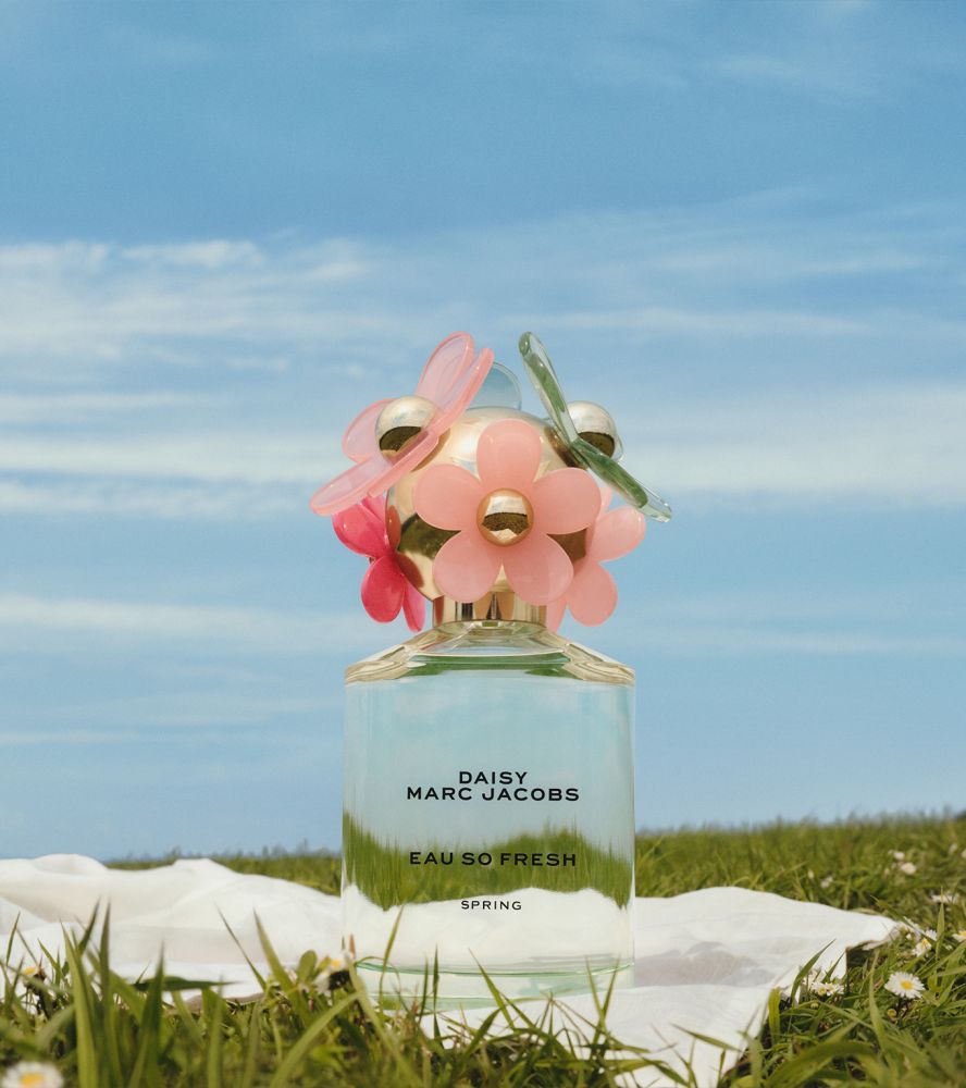 Marc Jacobs DAISY EAU SO FRESH SPRING LIMITED EDITION (US$100/75ml)：这款DAISY香水散发着清新的春季气息，前调採用了粉红胡椒，而中调和尾调则是绿茶和抹茶香，是MARC JACOBS一款春季的新香气。 