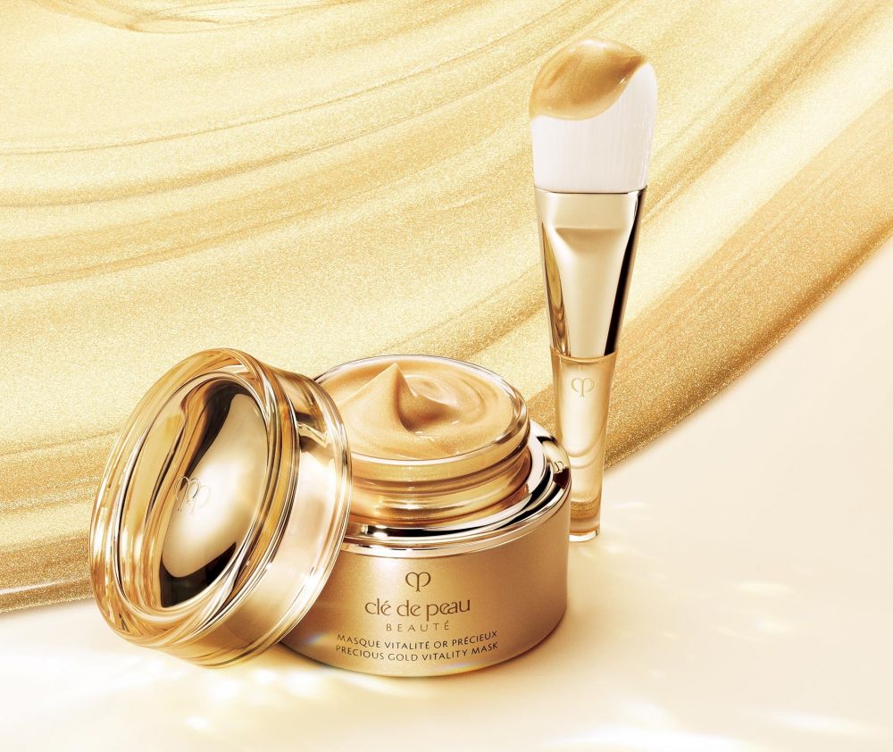 clé de peau BEAUTE珍稀黄金赋活面膜75mL (HK$2,300)；Clé de Peau Beauté的面膜蕴含独家首创24K纯黄金技术，配合有抗氧功效的白藜芦醇及栀子花精华，可以有效抑制肌肤老化，保护肌肤免受外在因素伤害，让肌肤重拾昔日光泽。(2025年3月正式开售)