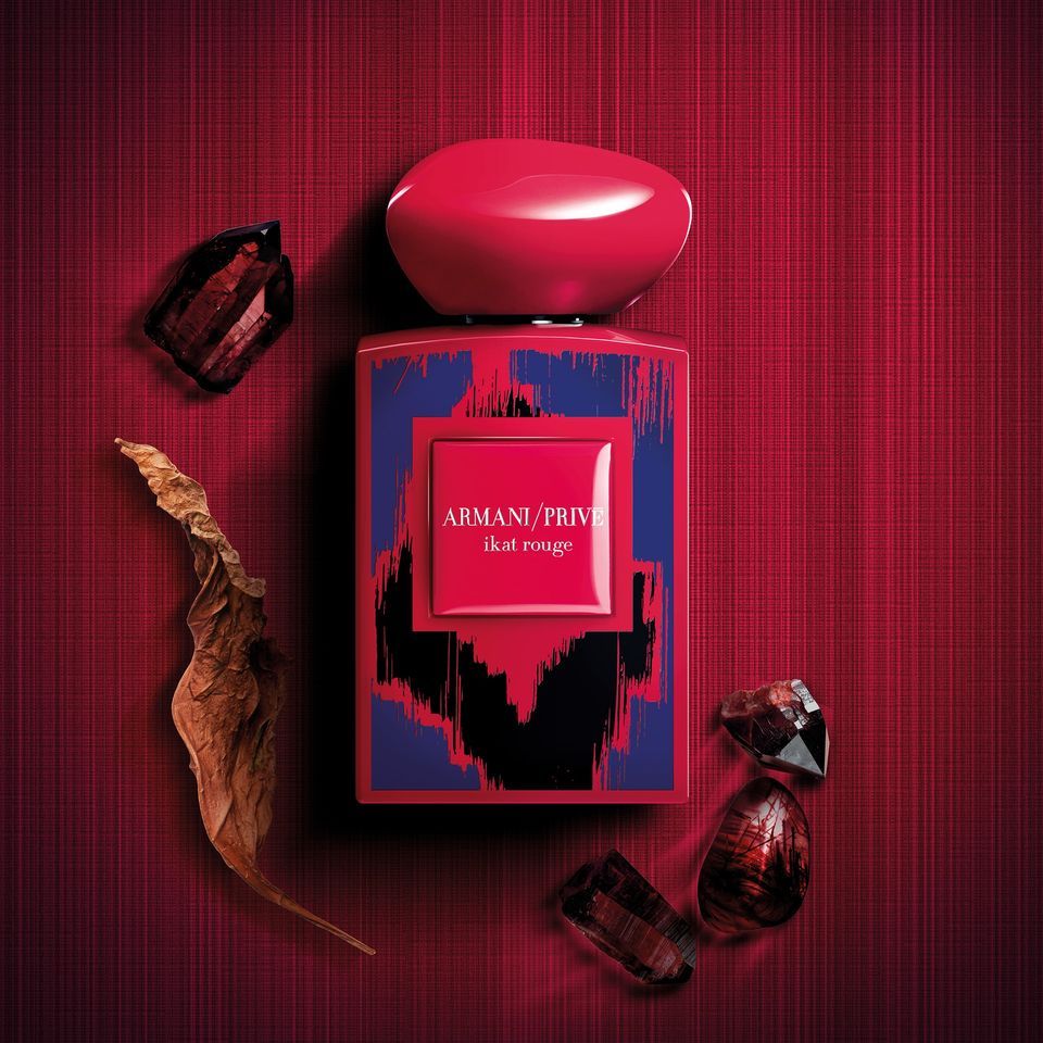  GIORGIO ARMANI IKAT ROUGE 售价以官网为準。 呈现了东方琥珀的芬芳，以焚香、佛手柑揉合成辛香鲜明的前调，并以愈创木的沈厚香调昇华琥珀木香的现代基调，以香气引领你踏进时尚国度。