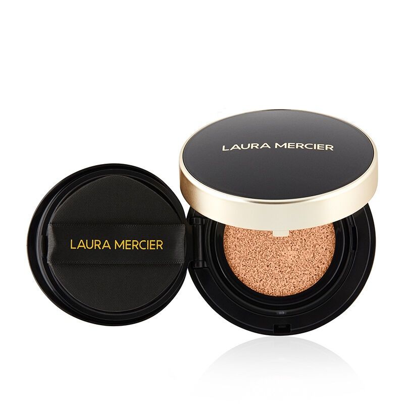 【第1名】Laura Mercier极致持久钻光气垫粉底SPF 50‧PA+++ 15g|HK$430；这款气垫粉底质感轻盈，细緻贴服不黏腻，结合丰富的荷花取粹物，不但有助舒缓、抚平肌肤，更有均匀提亮肤色效果，令肌肤回复闪耀光泽，塑造均匀无瑕美肌效果。