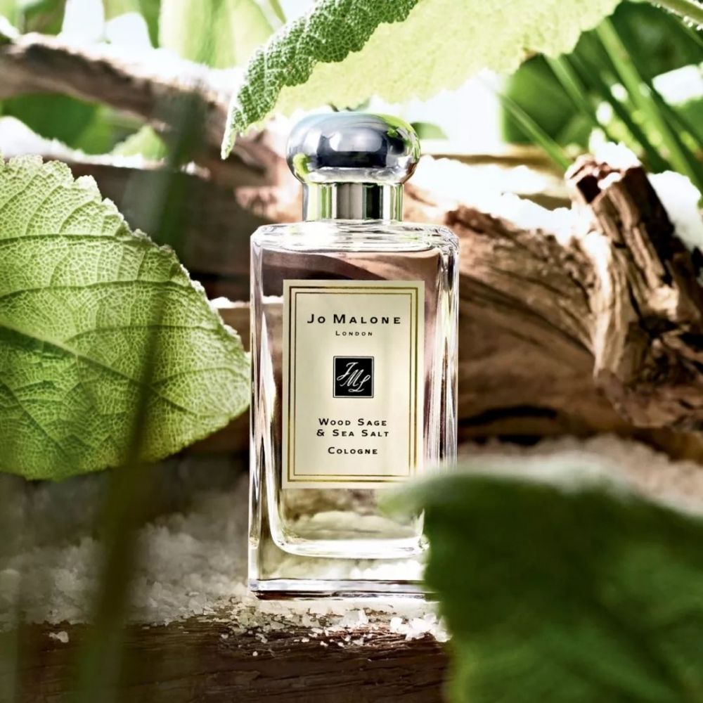 Jo Malone London鼠尾草与海盐古龙水（HK$600 | 30ml） 男女皆宜的中性香水，鼠尾草与木质香交融着的矿物质感气息，掺着鹹鹹的浪花及清新果香。香调由木质与海洋香调交织成，散发着自然清新的成熟气息，给人简单俐落的感觉。