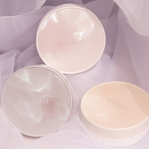 Clear Cover Cushion (₩19,900)： rom＆nd亦推出了气垫粉饼，共3个色号选择，不同肤色的女生也能选择合适自己肤色的气垫，而且包装好像有一层薄纱在外面一样，十分漂亮！