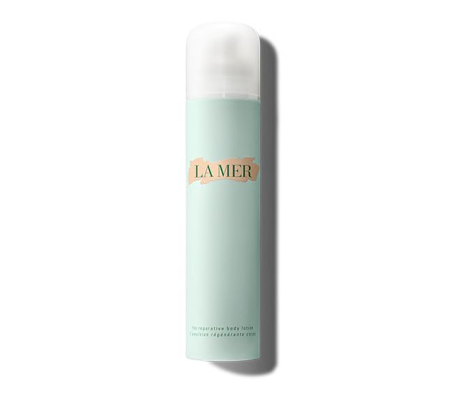 LA MER 身体修护精华乳液 (HK$1,615/200ml)：修护润肤乳质地轻薄，让身体迅速吸收，有效防止水分流失，令肌肤变得滋润、保湿和纾缓，而且使用后清爽不黏腻。