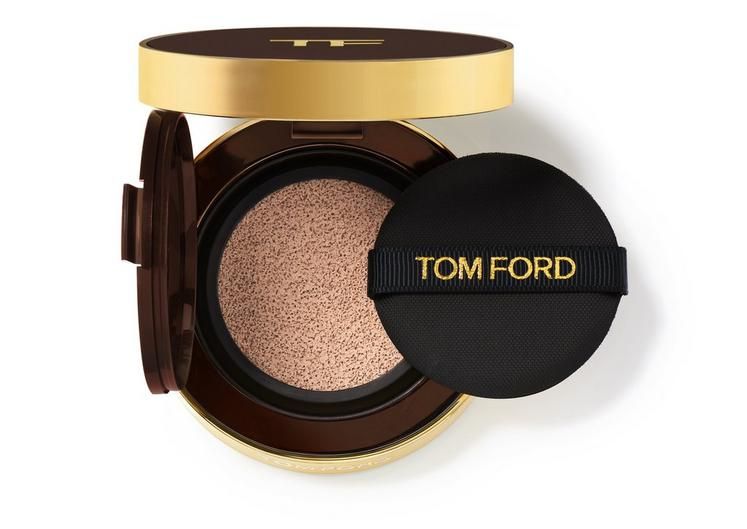 【第4名】TOM FORD TRACELESS TOUCH CUSHION FOUNDATION SPF45‧PA+++|US$52；这款气垫粉底拥有出色的防水、防汗、防潮湿功能，能有效控油与抑制油光产生，只需轻轻一抹，便能快速解决肌肤出油、毛孔粗大、暗疮粉刺以及细纹问题。